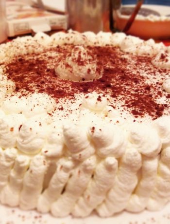 torta pan di spagna, crema pasticcera e panna montata