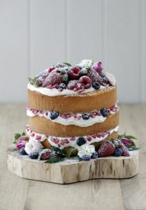 DIY-naked-wedding-cake-berries-inspiration
