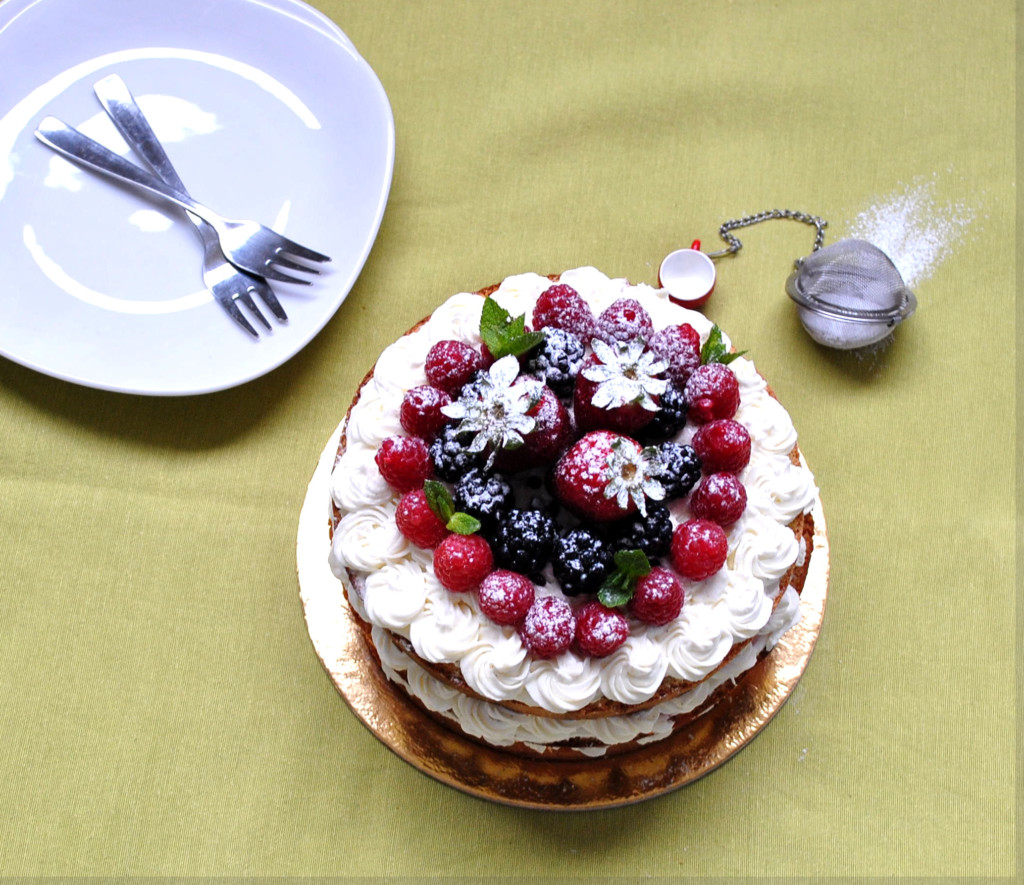 Torta pan di spagna con crema al mascarpone